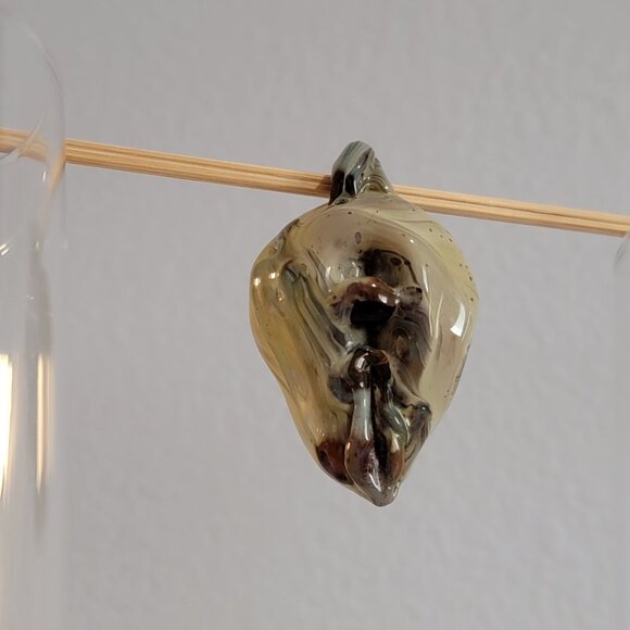 Vagina Pendant Ceramic Handcrafted - Picture 1 of 7